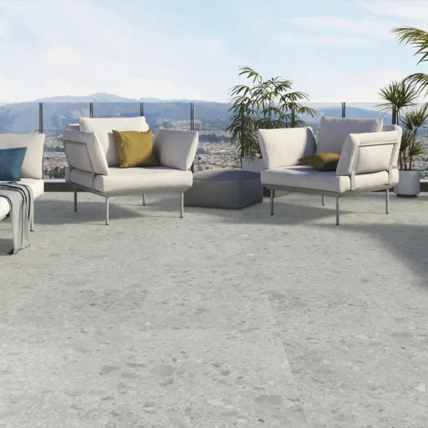 Gres porcelánico imitación terrazo que aporta un efecto visual decorativo y duradero