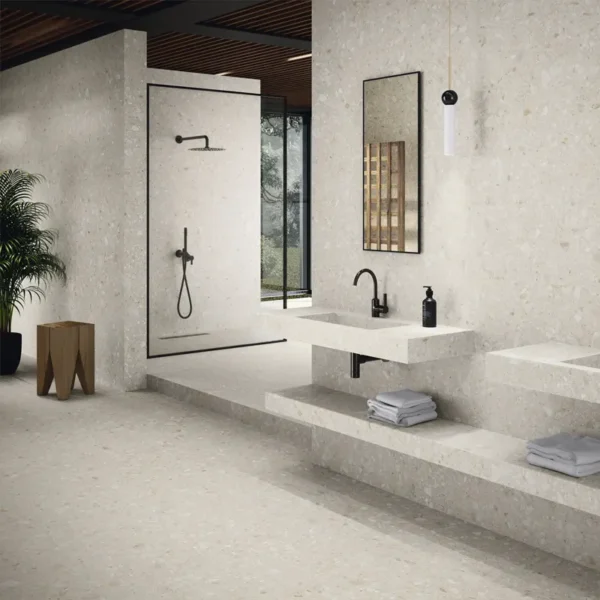 Gres porcelánico imitación terrazo con presencia decorativa sutil y estilo definido