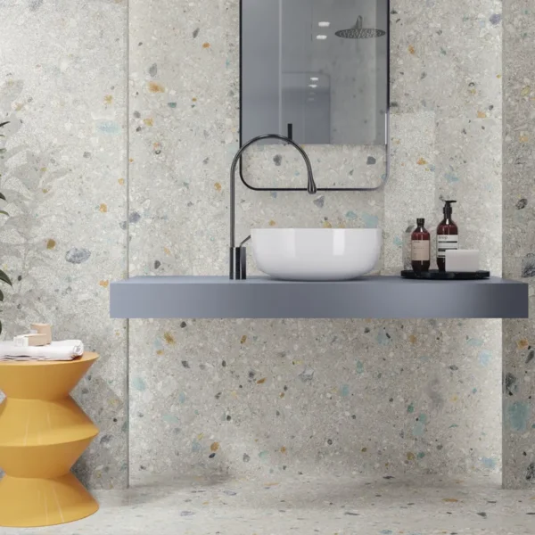 Mezcla equilibrada de formas integrada en el gres porcelánico imitación terrazo