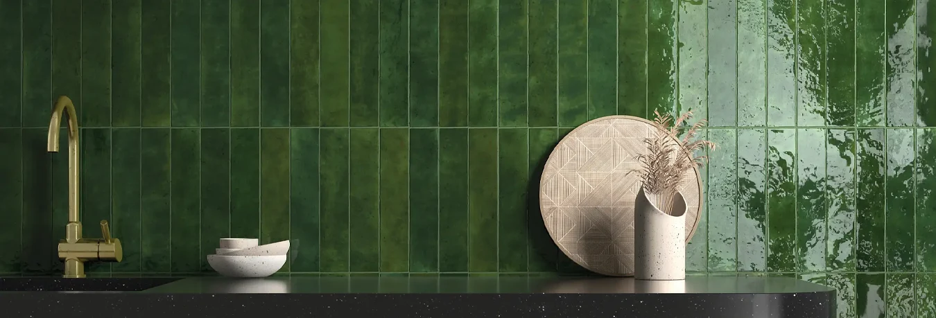 Azulejos con efecto hecho a mano reflejados en cada pieza de zellige verde