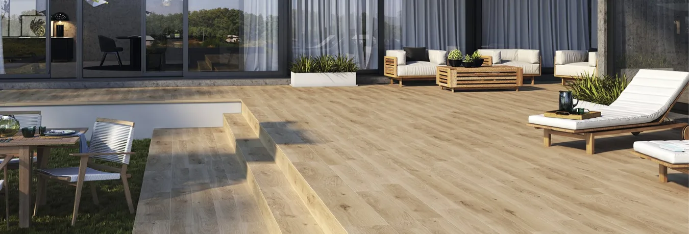 Suelo exterior porcelanico imitacion madera que simula tablones tradicionales en diseño limpio.