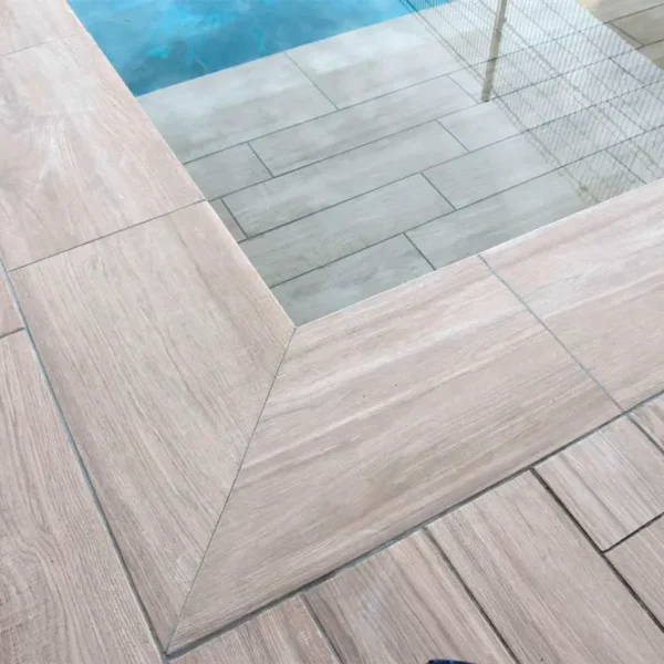 Proyecto con inspiración natural gracias al porcelánico imitación madera en la piscina