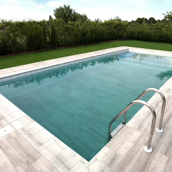 Estética natural lograda mediante piscina con porcelánico con madera bien integrada